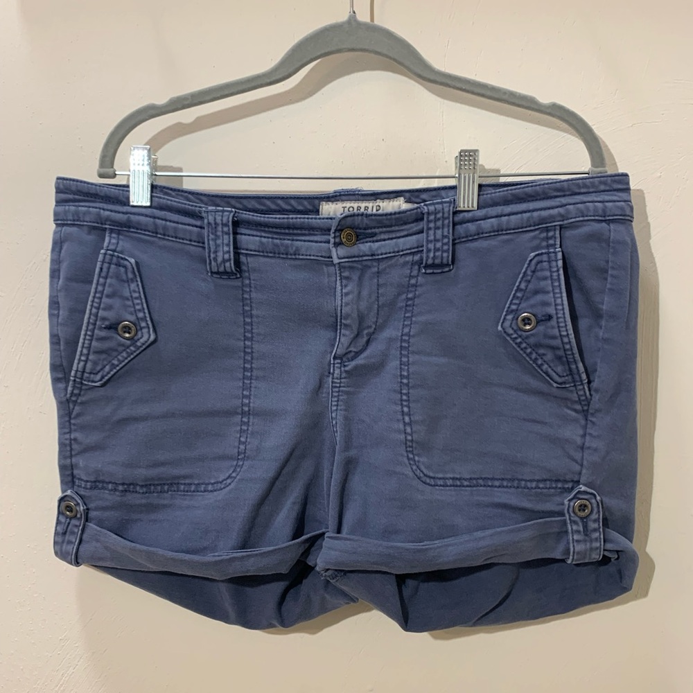 TORRID TWILL MILITARY SHORT SHORT - BLUE
